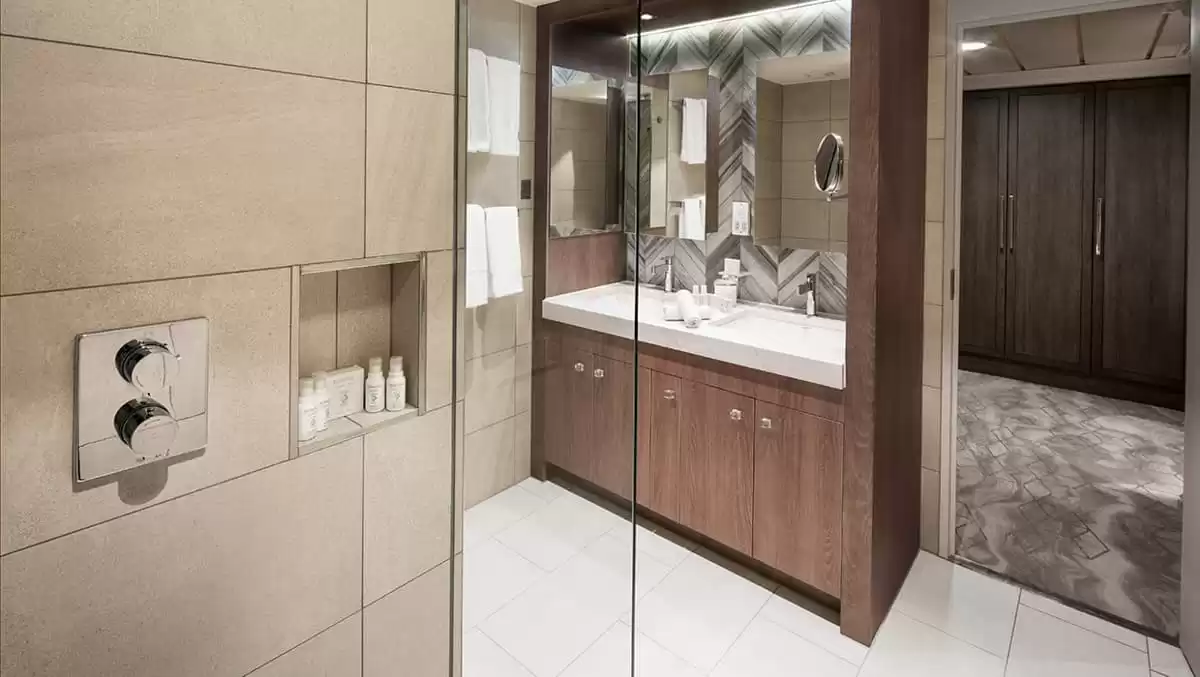 Il Azamara Onward :   12