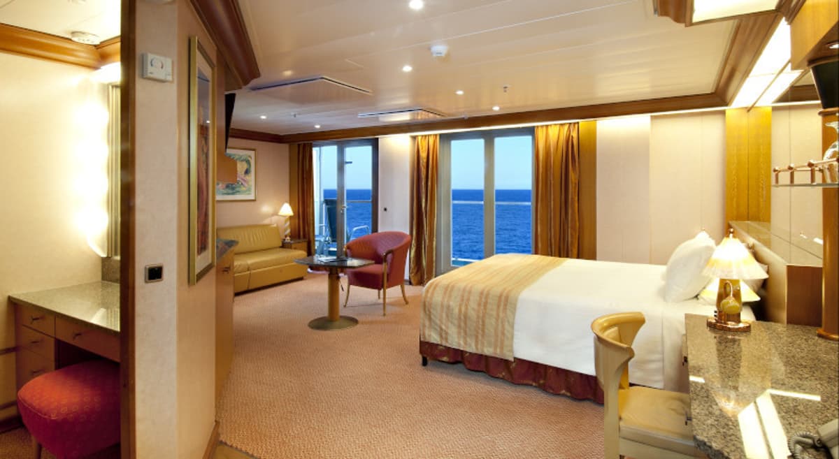 Os suite. Crown Princess лайнер каюта e415. Carnival Vista каюта. Двухэтажная каюта на лайнере. Смежные каюты.