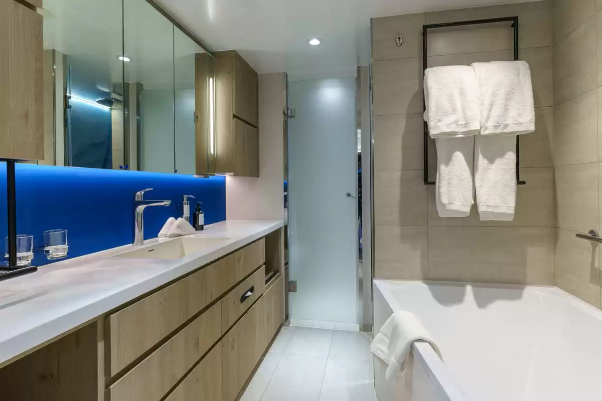 le Ultramarine :   16