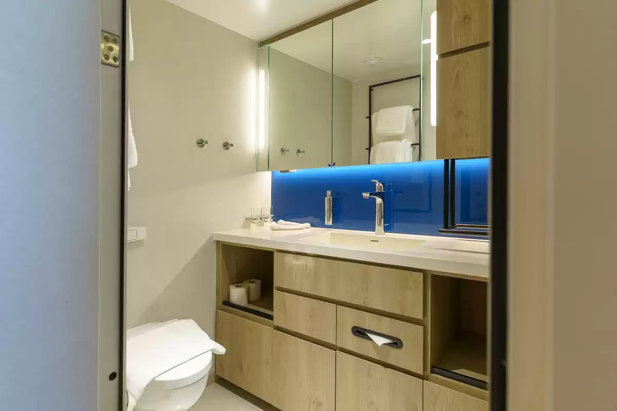 le Ultramarine :   19