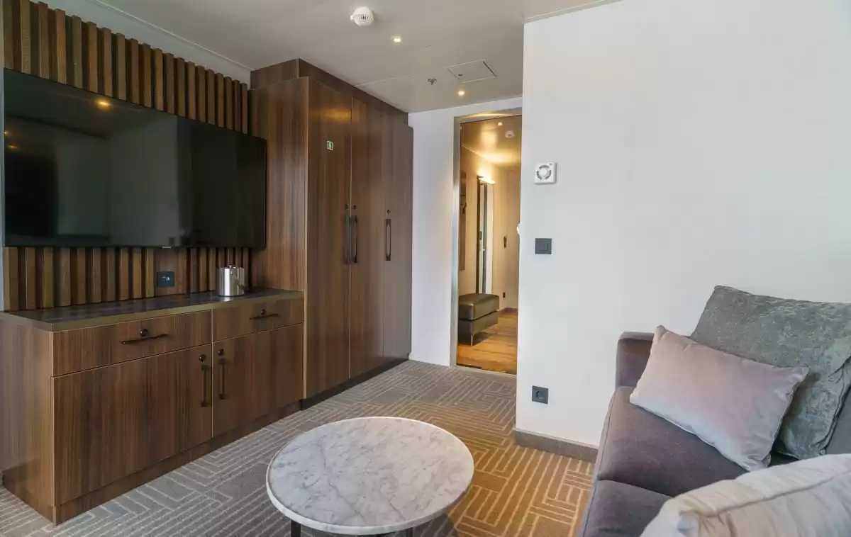 le Ultramarine :   22