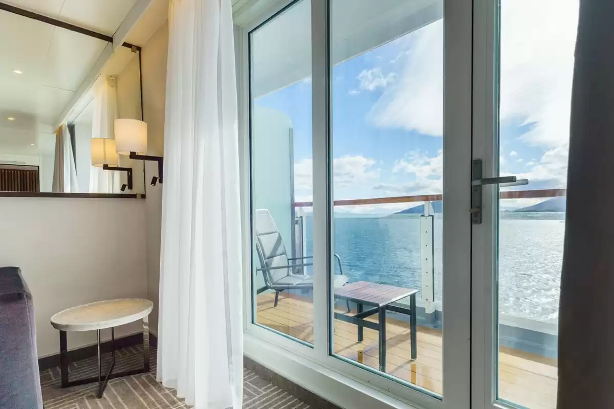 le Ultramarine :   24