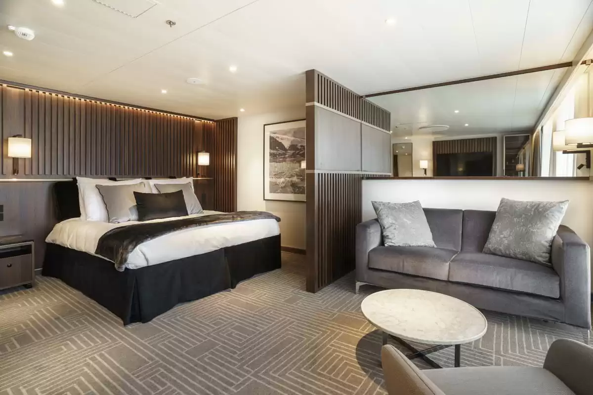 le Ultramarine :   27