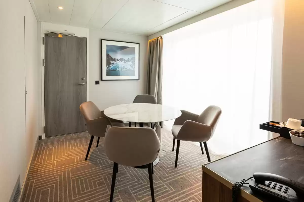 le Ultramarine :   34