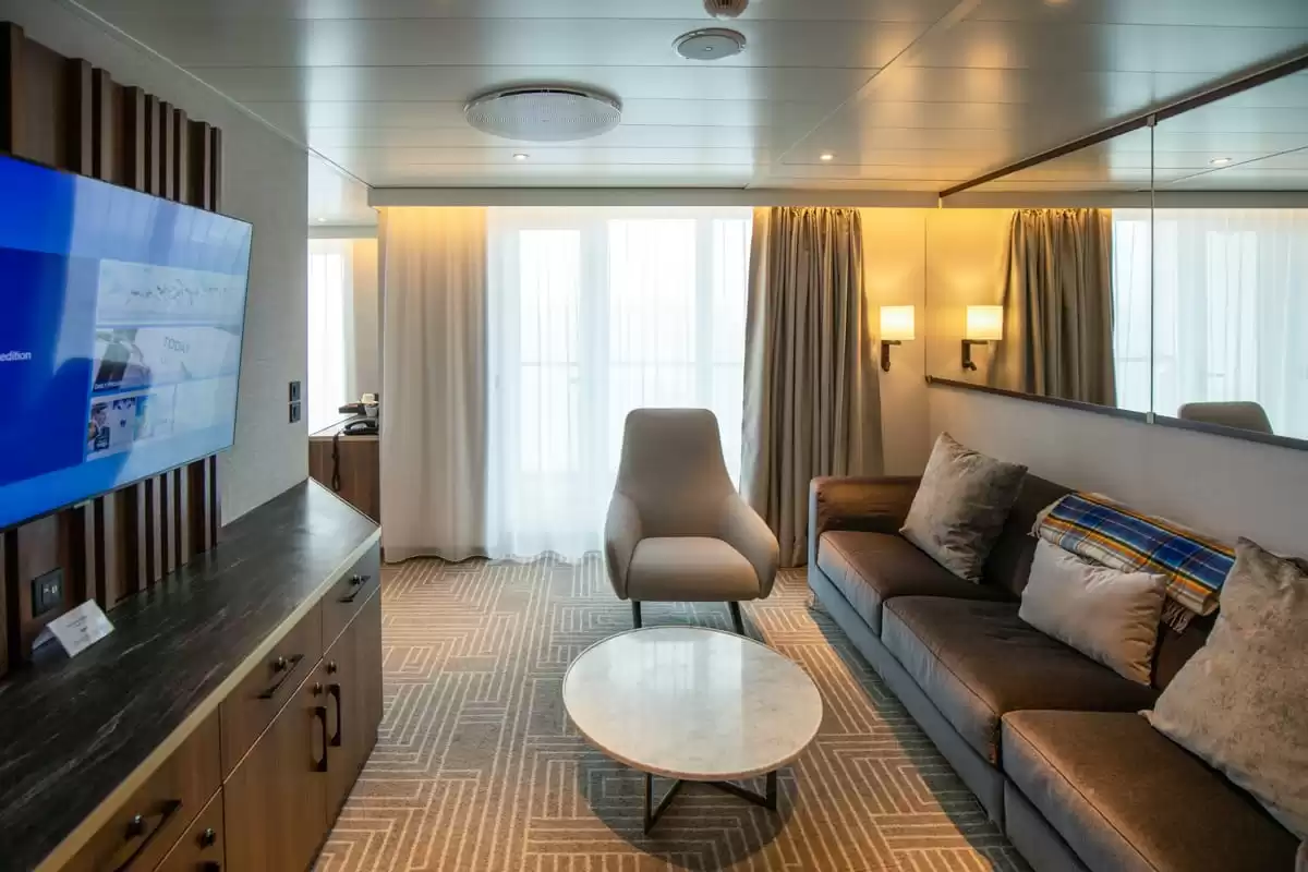 le Ultramarine :   36