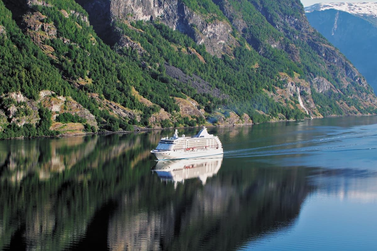Croisières Seven Seas Voyager Tarifs et promos 2023, itinéraires, photos...